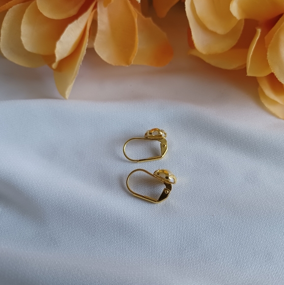 Elegant Gold and Pearl Stud Earrings - Picture 14 of 16